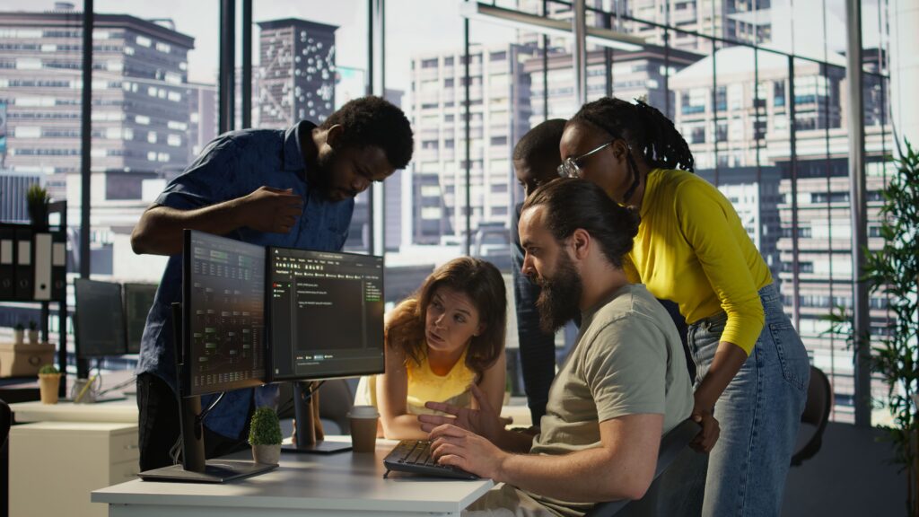 equipo-de-desarrolladores-haciendo-una-tormenta-de-ideas-para-optimizar-el-codigo (1)