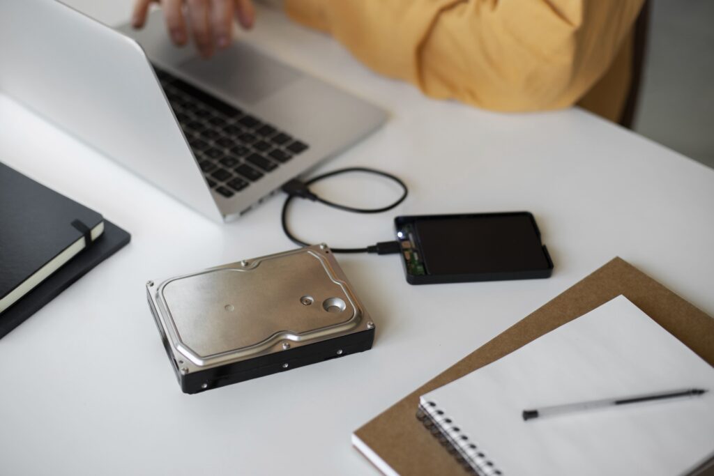 hombre-usando-almacenamiento-externo-usado (1)
